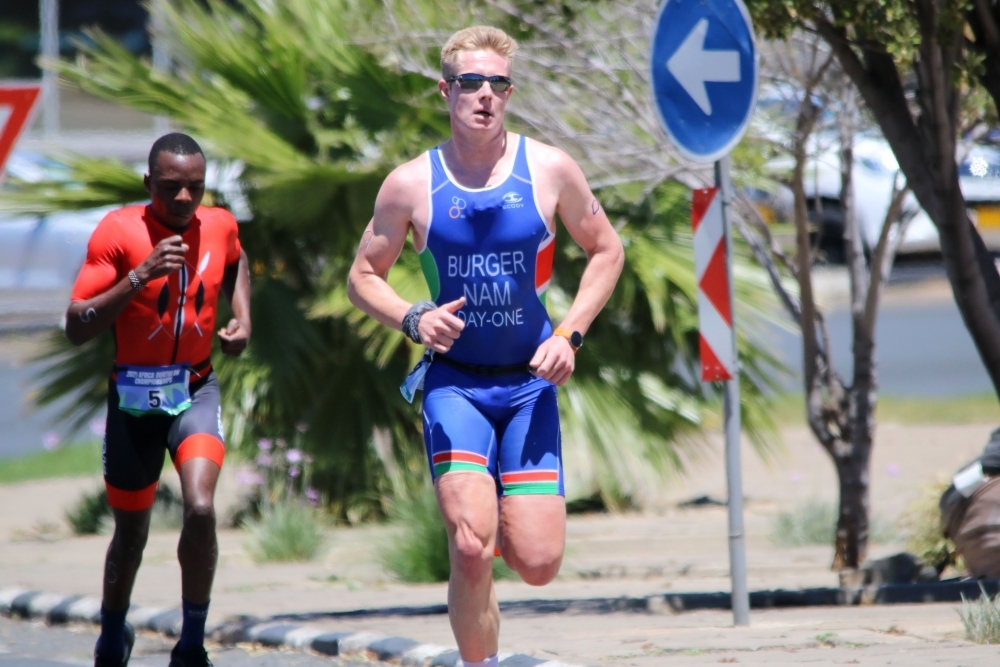 Driekampers maak geskiedenis in Engeland Republikein Jou Land, Jou